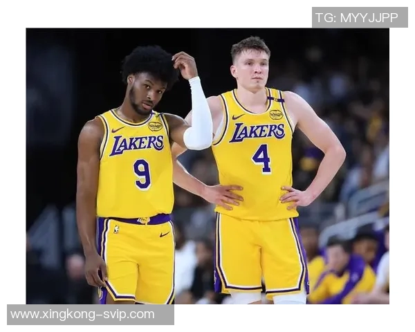 湖人训练热身艾顿与克内克特折返跑展现拼搏精神与团队默契 湖人训练热身艾顿与克内克特折返跑展现拼搏精神与团队默契