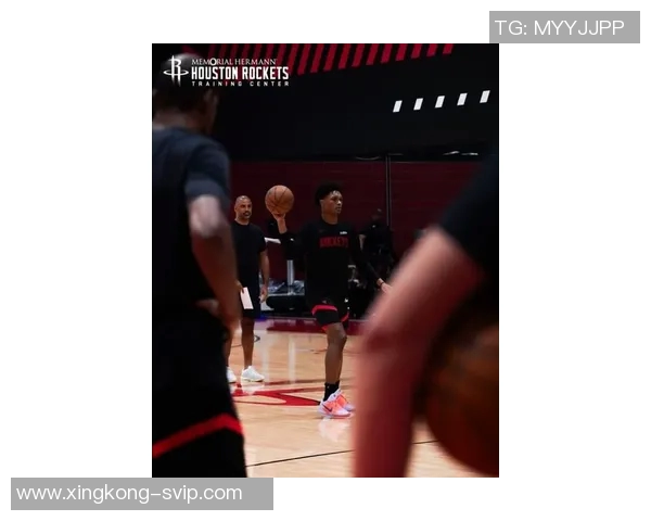 火箭备战雷霆杜兰特申京贾巴里同框训练照引发球迷热议 火箭备战雷霆杜兰特申京贾巴里同框训练照引发球迷热议