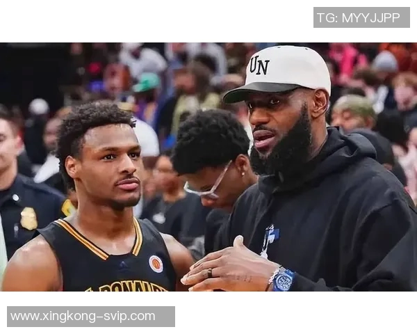父子同台创历史詹姆斯与布朗尼在NBA赛场上携手共进 父子同台创历史詹姆斯与布朗尼在NBA赛场上携手共进