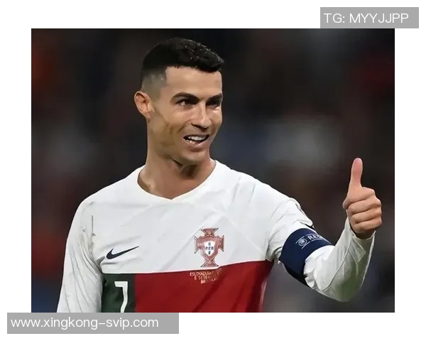 C罗社交媒体分享回归葡萄牙国家队照片帅气戴墨镜引发球迷热议 C罗社交媒体分享回归葡萄牙国家队照片帅气戴墨镜引发球迷热议