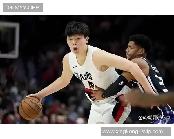 曾凡博防守贾里德巴特勒失误被罚犯规瞬间回顾