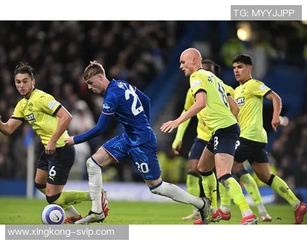 切尔西俱乐部庆祝百场里程碑为帕尔默等五名球员颁发纪念礼物