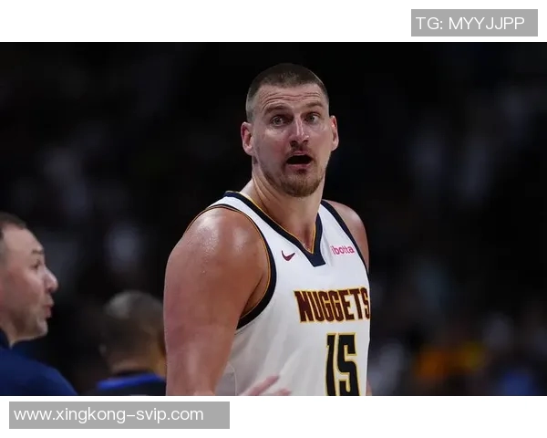 约基奇认真签名遭球迷拍后脑勺反应搞笑引发热议